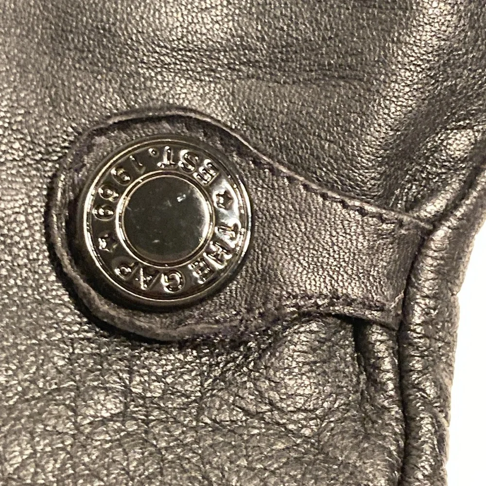 Gap buttery leather women’s gloves with snap M/L fits like a small